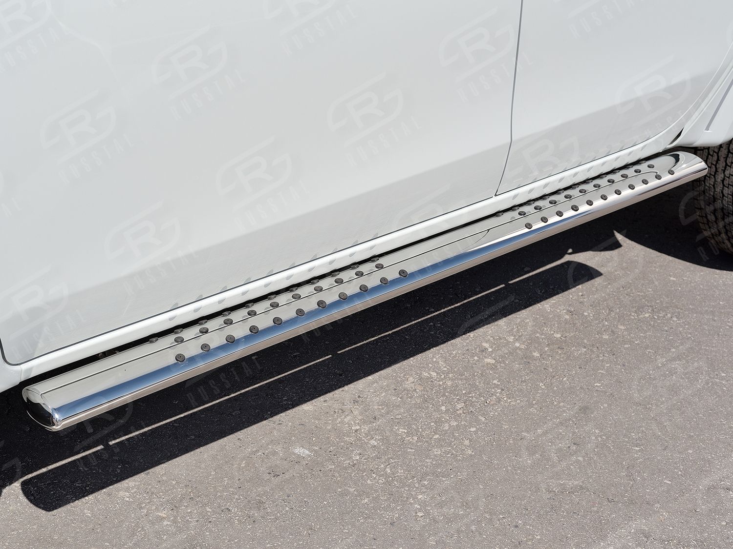 Защита порогов РусCталь труба 120х60 овал с проступью для Mitsubishi L200 V 2015-2019. Артикул ML2O-002251