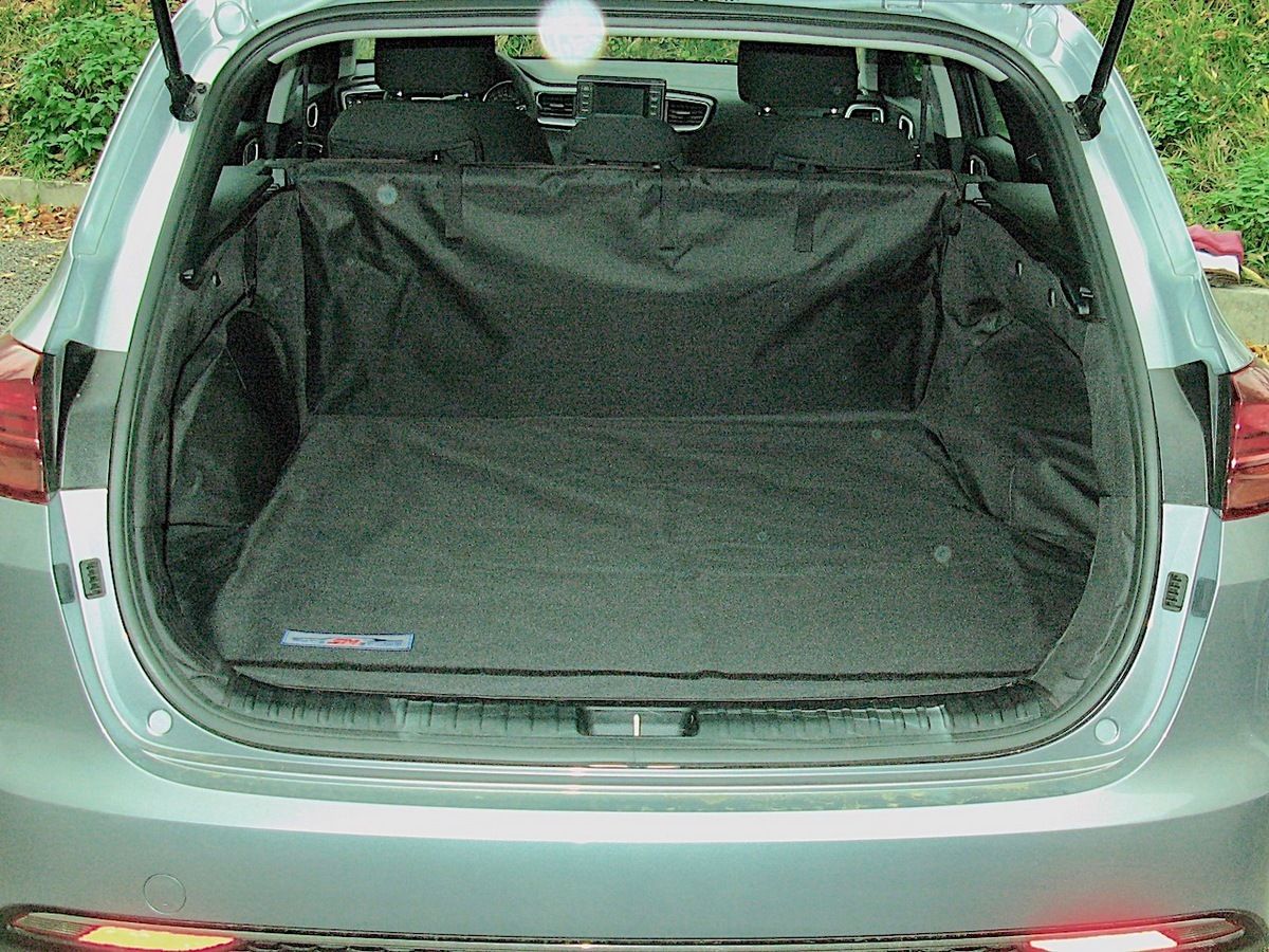 Защитный чехол AUTOSMSTUDIO "Standart" в багажник автомобиля для Kia Ceed III универсал 2018-2026, черный. Артикул TP-KCCD-STD-BL