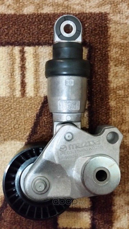 Натяжной ролик (натяжитель) приводного поликлинового ремня Mazda. Артикул PE0315980A