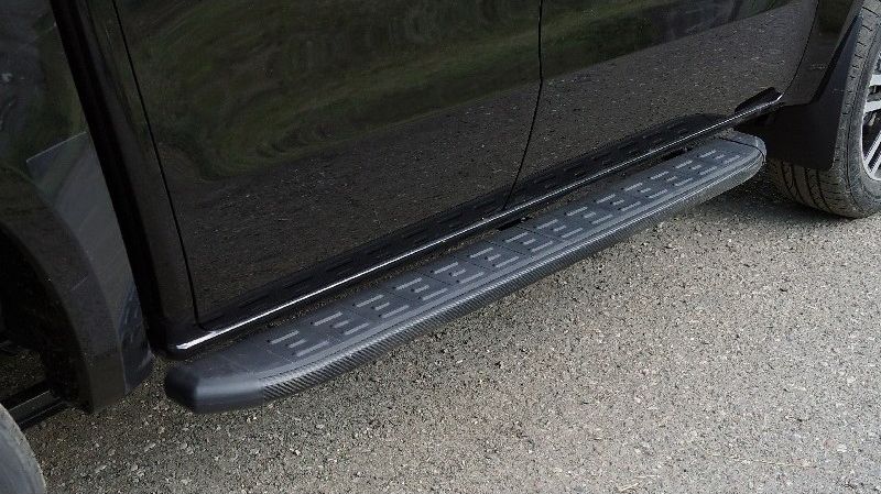 Пороги алюминиевые ТСС с пластиковой накладкой 1920 мм для JAC T9 4WD (дизель) 2024-2026 Карбон черные. Артикул JACT924-10BL