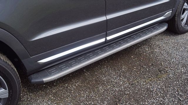 Пороги алюминиевые ТСС с пластиковой накладкой 1820 мм для Changan CS95 new 2.0L 4WD 2024-2026 Карбон черные. Артикул CHANCS95NEW24-06GR