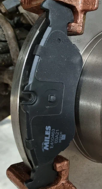 Тормозные колодки Miles (Low-Metallic) для Volkswagen LT II 1996-2006. Артикул E410463