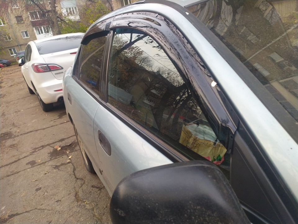 Дефлекторы V-Star для окон Mitsubishi Carisma xэтчбек 1995-2004. Артикул D22186