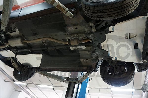 Защита алюминиевая АВС-Дизайн для картера двигателя, бака, редуктора Honda CR-V V 2016-2026. Артикул 09.37ABC