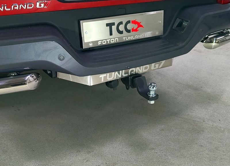 Фаркоп ТСС под американский квадрат с накладкой с надписью Tunland G7 для Foton Tunland 2024-2026 (нерж. шар). Артикул TCU00434N