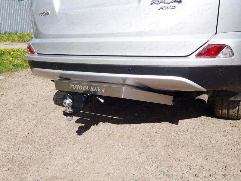Фаркоп ТСС оцинкованный под американский квадрат для Toyota RAV4 IV 2013-2019 с накладкой с надписью Toyota RAV4. Артикул TCU00068