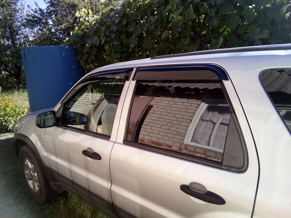 Дефлекторы V-Star для окон Ford Maverick II 2000-2007. Артикул D20071