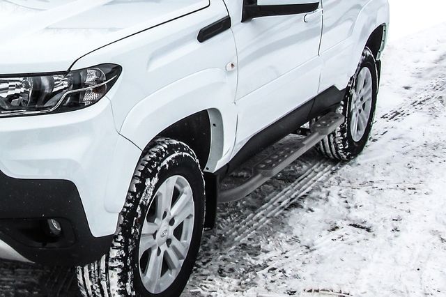 Пороги Slitkoff труба d57 со ступеньками стальными для Lada Niva Travel 2020-2026 Серебристые. Артикул NivTR009S