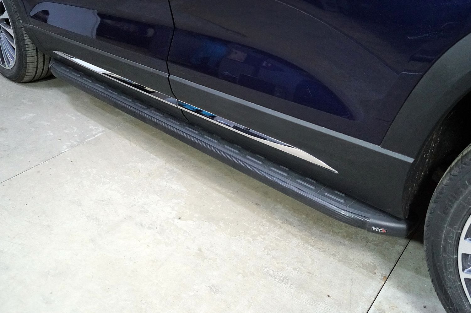 Пороги алюминиевые ТСС с пластиковой накладкой 1920 мм для Jetour X90 Plus 2WD 2023-2026 Карбон черные. Артикул JETX90PL23-04BL