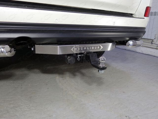 Фаркоп оцинкованный под американский квадрат ТСС для Toyota Land Cruiser 200 Excalibur 2017-2018 с накладкой с надписью Excalibur. Артикул TCU00095