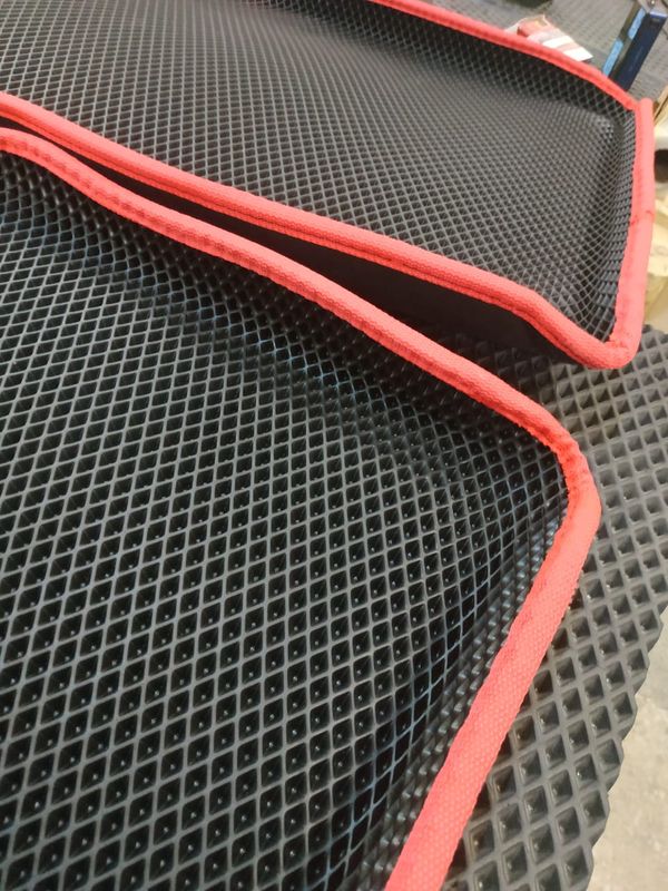 Коврики EVA 3D борт в салон Hyundai Solaris II 2017-2026 красный кант. Артикул EVA3DB07-05BR