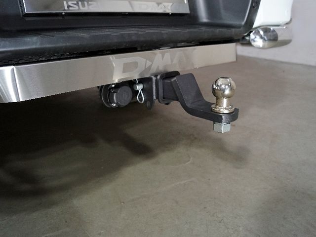 Фаркоп ТСС оцинкованный под американский квадрат для Isuzu D-Max III 2020-2026 с накладкой из нержавеющей стали. Артикул TCU00293