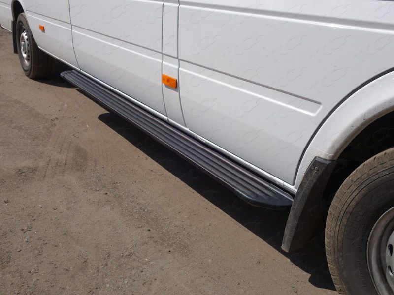 Пороги алюминиевые ТСС Slim Line Black 2220 мм для Mercedes-Benz Sprinter Classic W905 2014-2026. Артикул MERSPR14-07B