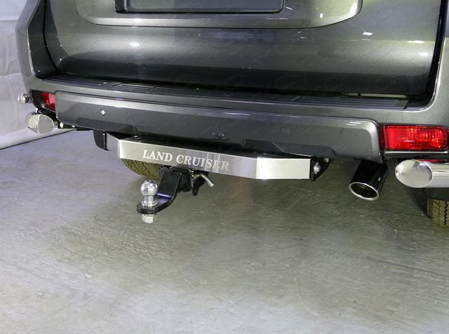 Фаркоп оцинкованный под американский квадрат ТСС для Toyota Land Cruiser Prado 150 Black Onyx 2020-2023 с накладкой с надписью Land Cruiser (нерж. шар). Артикул TCU00170N
