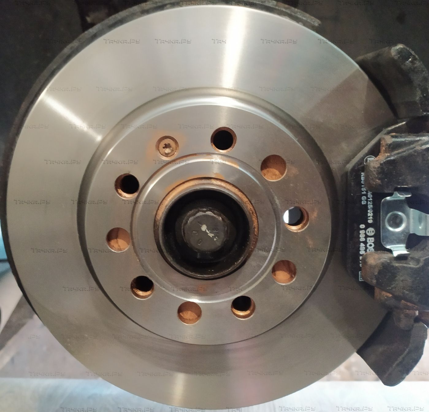 Тормозной диск Bosch передний для Volkswagen Caddy III 2004-2015. Артикул 0 986 479 940