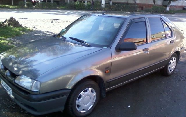 Дефлекторы Heko для окон (передняя пара) Renault R19 4-дв. 1989-1997. Артикул 27105