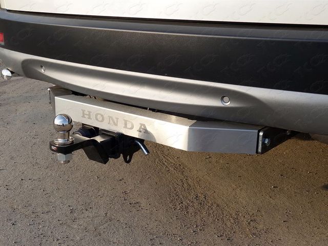 Фаркоп ТСС оцинкованный под американский квадрат для Honda CR-V V 2016-2022 с накладкой с надписью Honda. Артикул TCU00116N