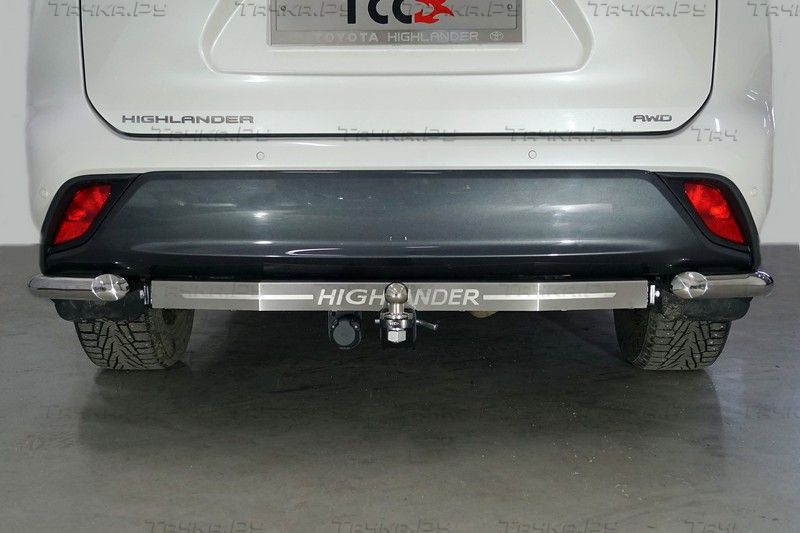 Фаркоп ТСС под американский квадрат для Toyota Highlander VI 2019-2026 с накладкой из нержавеющей стали. Артикул TCU00248