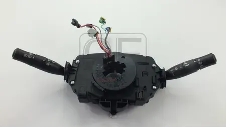 ПЕРЕКЛЮЧАТЕЛЬ ПОДРУЛЕВОЙ (Quattro Freni). Артикул QF00E00133