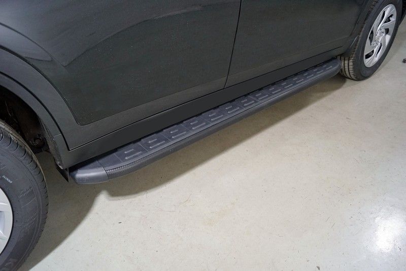 Пороги алюминиевые ТСС с пластиковой накладкой 1820 мм для Haval Dargo 2022-2026 Карбон черные. Артикул HAVDAR22-28BL