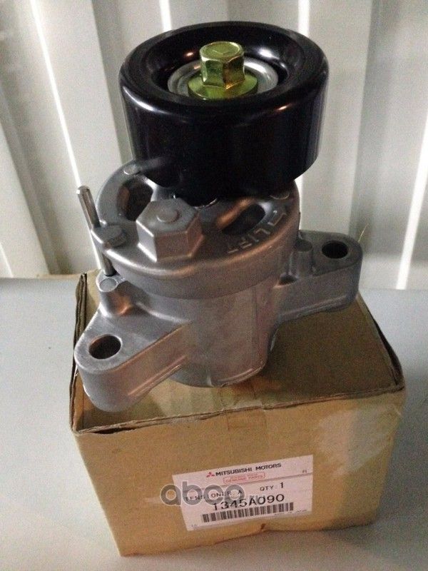 Натяжной ролик (натяжитель) приводного поликлинового ремня Mitsubishi. Артикул 1345A090