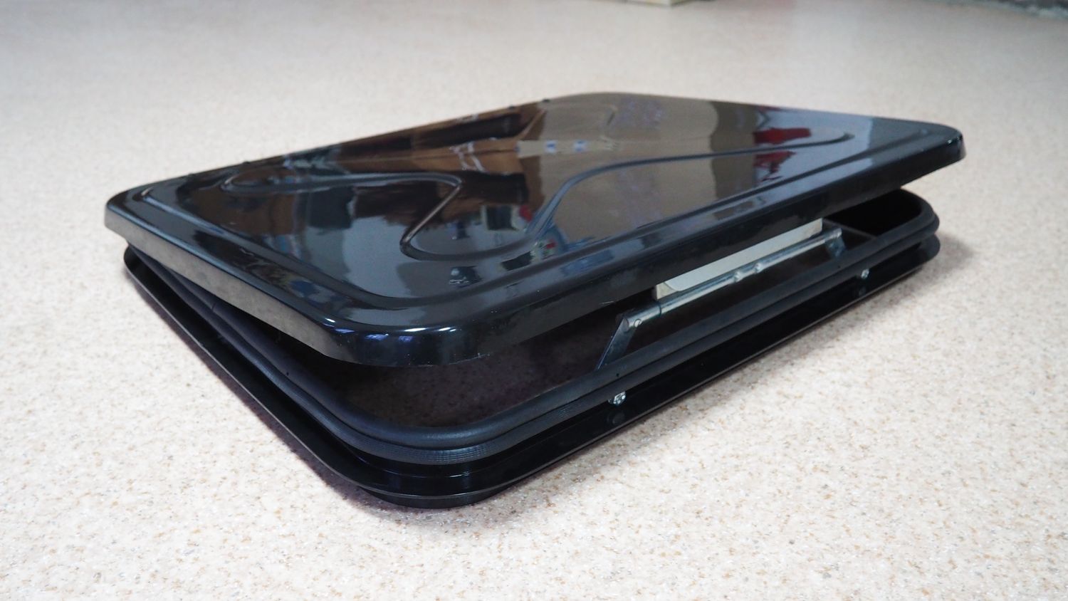 Люк АВС-Дизайн универсальный с функцией вентиляции салона и открыванием на 180 град. Артикул ABC.UNI.013