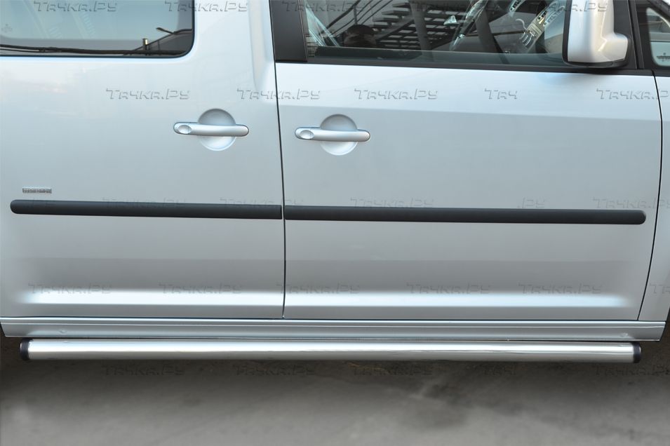 Защита порогов RusStal труба d63 (вариант 2) для Volkswagen Caddy 2013-2015 (короткая база). Артикул VCT-0015502