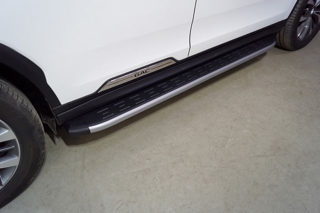 Пороги алюминиевые ТСС с пластиковой накладкой 1820 мм для  GAC GS8 2.0T 4WD 2021-2023 Карбон серебро. Артикул GACGS821-18SL