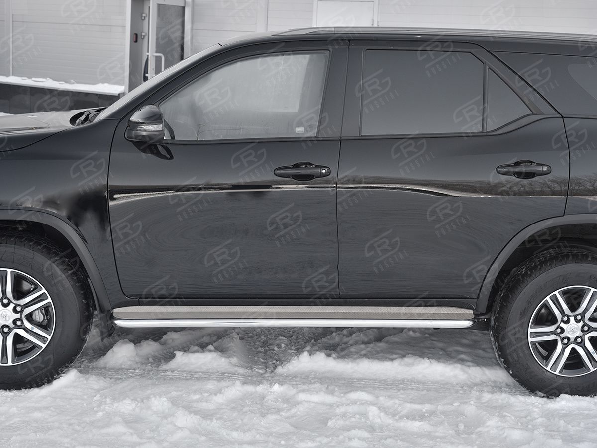 Защита порогов RusStal труба d42 с листом (Лист нерж, проф. нерж) (вариант 3) для Toyota Fortuner II 2020-2026. Артикул TFRL-0035303