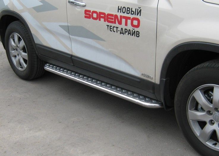 Защита порогов RusStal труба d42 c листом для Kia Sorento II 2009-2012. Артикул KNL-000007