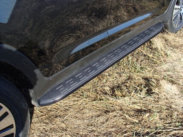 Пороги алюминиевые ТСС с пластиковой накладкой 1720 мм для Kia Sportage III рестайлинг 2014-2016 Карбон черные. Артикул KIASPORT14-10BL