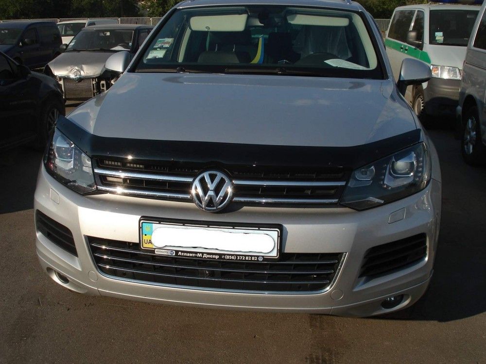 Дефлектор SIM для капота Volkswagen Touareg II 2010-2018. Артикул SVOTOU1012