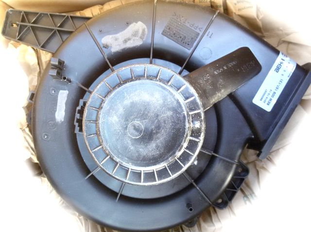 Вентилятор, мотор печки (отопителя) салона Hella BEHR HELLA SERVICE *** PREMIUM LINE *** для Volkswagen Fox I 2005-2011. Артикул 8EW 009 157-131