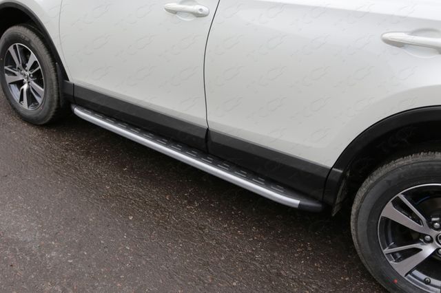 Пороги алюминиевые ТСС с пластиковой накладкой 1720 мм для Toyota RAV4 IV рестайлинг 2015-2019 Карбон серебро. Артикул TOYRAV15-19SL