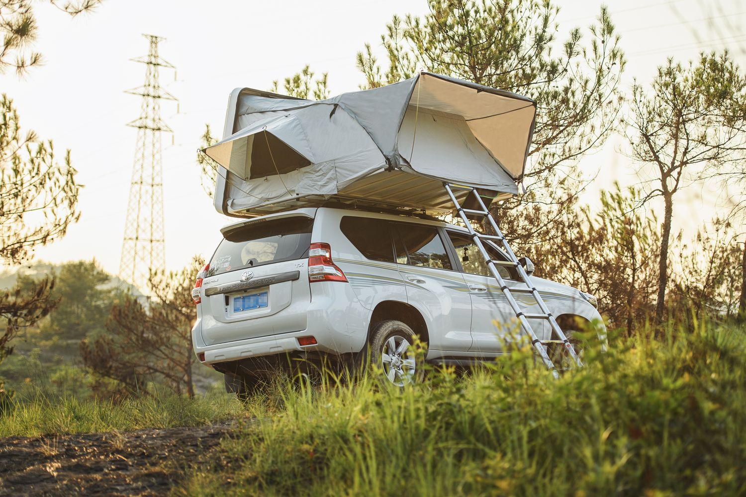 Палатка на крышу автомобиля РИФ Hard RT03-165, корпус белый, тент серый. Артикул RIFRT031658010W