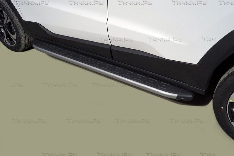 Пороги алюминиевые ТСС с пластиковой накладкой 1720 мм для JAC JS4 2022-2026 Карбон серебро. Артикул JACJS422-08SL