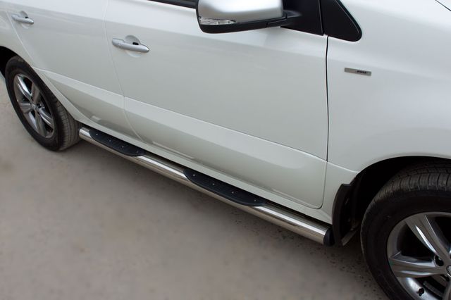 Защита порогов RusStal труба d76 с накладками (вариант 2) для Renault Koleos 2012-2026. Артикул RKT-0005862