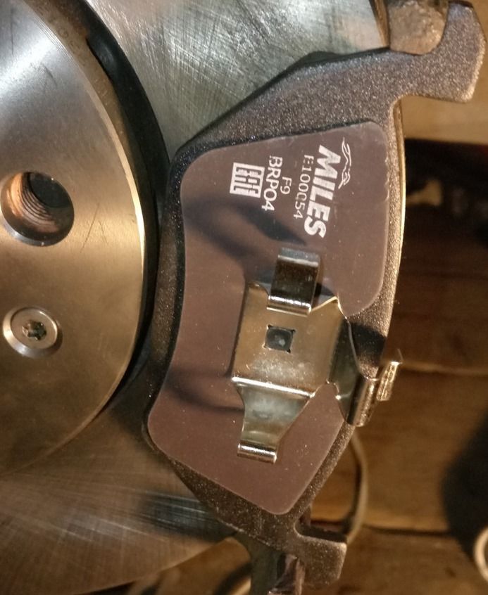 Тормозные колодки Miles (Semi-Metallic). Артикул E100054