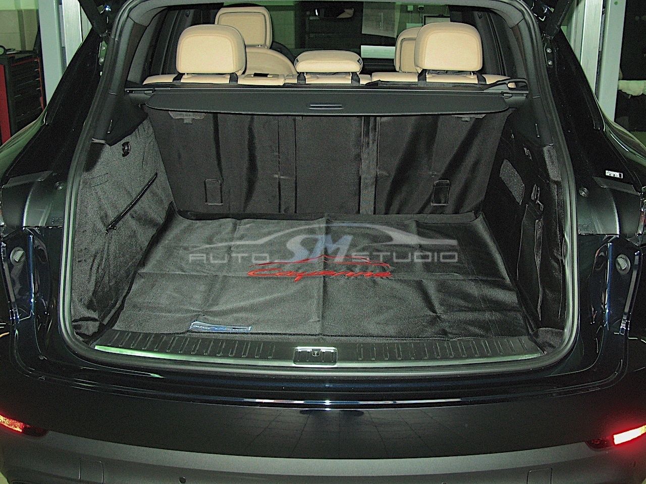 Защитный чехол AUTOSMSTUDIO "Maxi" в багажник автомобиля для Porsche Cayenne III 2017-2026, черный. Артикул TP-PCN-III-MAXI-CH-BL