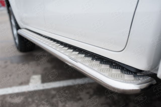 Защита порогов RusStal труба d42 с листом (вариант 2) для Toyota Hilux VIII Black Onyx 2020-2026. Артикул THBOL-0035132