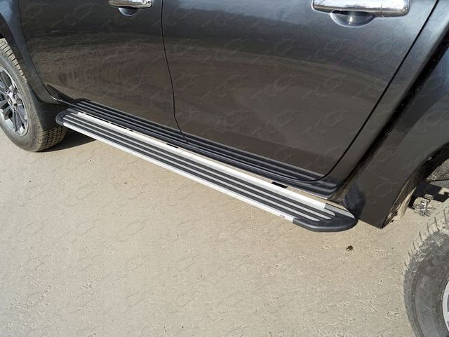 Пороги алюминиевые ТСС Slim Line Silver 1820 мм для Mitsubishi L200 V рестайлинг 2018-2026. Артикул MITL20019-36S