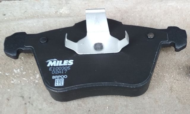Тормозные колодки Miles (Semi-Metallic) передние для Volvo V70 II 2007-2008. Артикул E100305
