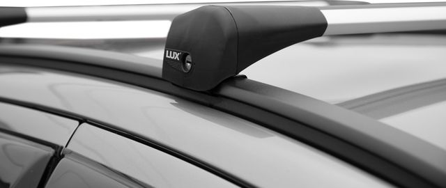 Багажник на крышу LUX 4 на штатные места для Chevrolet TrailBlazer II 2012-2016 (Аэро-трэвэл дуги шириной 82 мм Серебристые). Артикул 792627-792801-793259
