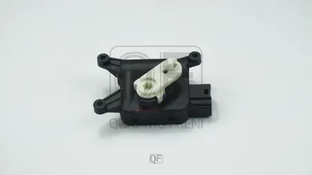 Моторчик привода заслонок отопителя (Quattro Freni). Артикул qf10q00112