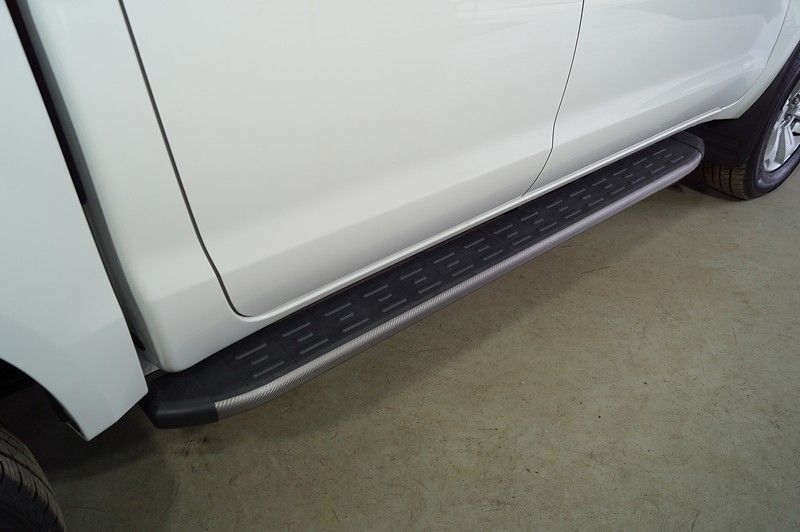 Пороги алюминиевые ТСС с пластиковой накладкой 1920 мм для JAC T6 (4WD) 2.0T (бенз) 2021-2026 Карбон серые. Артикул JACT621-04GR