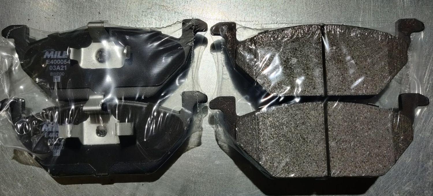 Тормозные колодки Miles (Low-Metallic). Артикул E400054