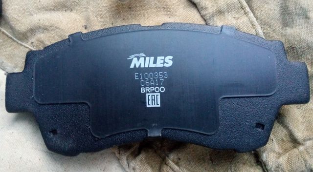 Тормозные колодки Miles (Semi-Metallic). Артикул E100353