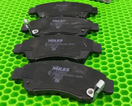 Тормозные колодки Miles (Semi-Metallic). Артикул E100222