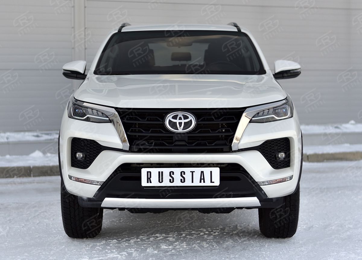 Защита RusStal переднего бампера d75х42 дуга для Toyota Fortuner II 2020-2026. Артикул TFRZ-003523