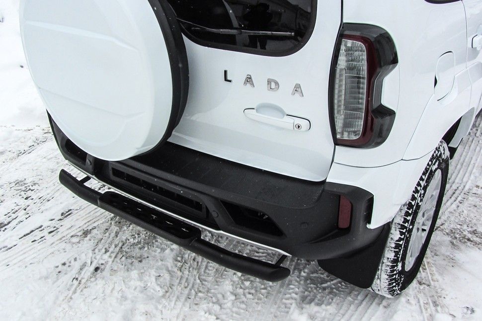 Защита Slitkoff заднего бампера d57 со ступенькой стальной для Lada Niva Travel 2020-2026 ЧЕРНАЯ матовая. Артикул NivTR015B